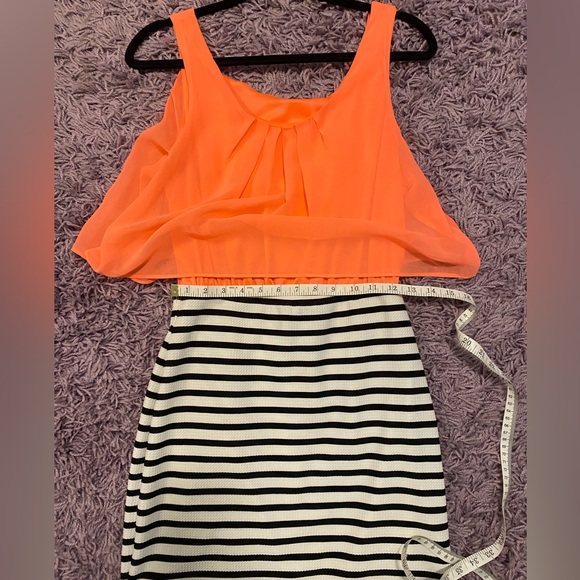 Ladies dress. Lower back is open - Picture 2 of 8